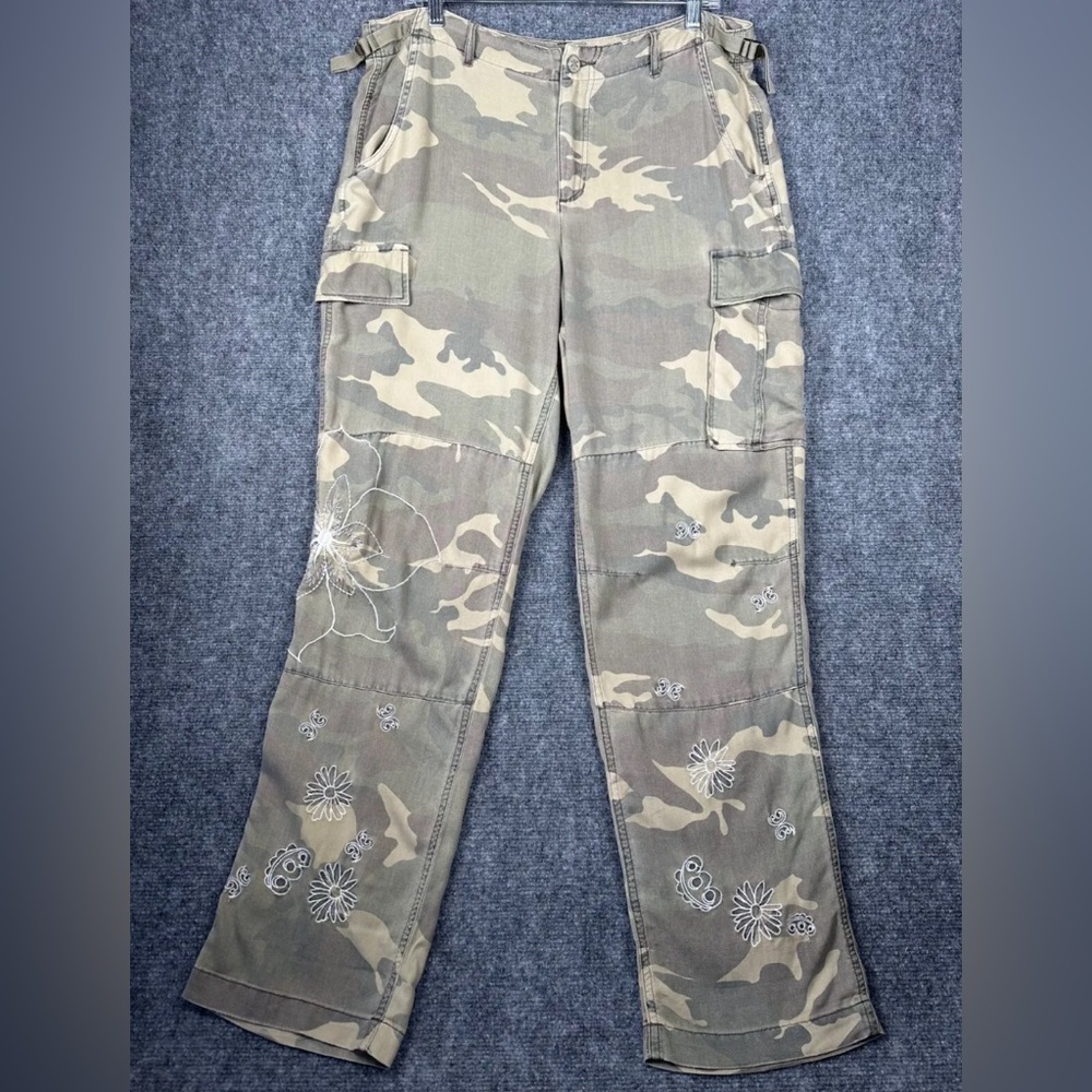 Vintage Da-Nang cargo pants sz L camouflage print with white flower embroidery